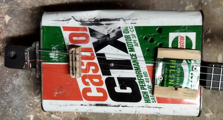 Oil can guitar "Fidel Castrol"